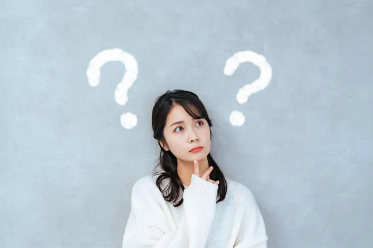 悩む女性